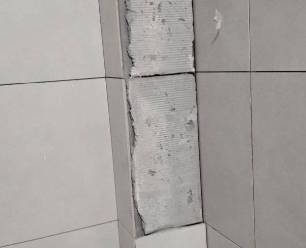 永胜瓷砖空鼓维修公司分享下瓷砖施工前基层浇水润湿程度不足，可能导致以下问题