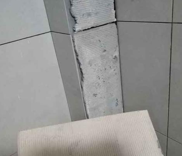 永胜瓷砖空鼓维修公司分享下厨房瓷砖脱落的补救措施。